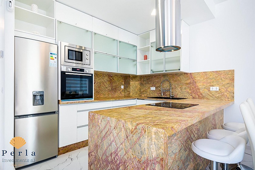 Glæsilegt einbýlishús á tveimur hæðum á draumastað í Orihuela Costa!