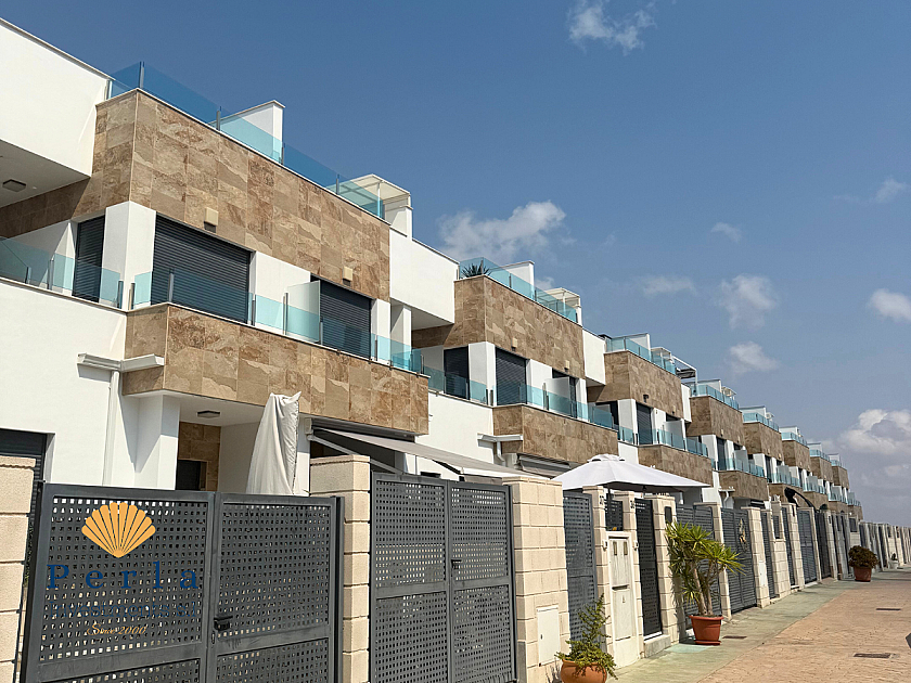 Glæsilegt raðhús á eftirsóttasta svæði í Orihuela Costa - Perla Investments